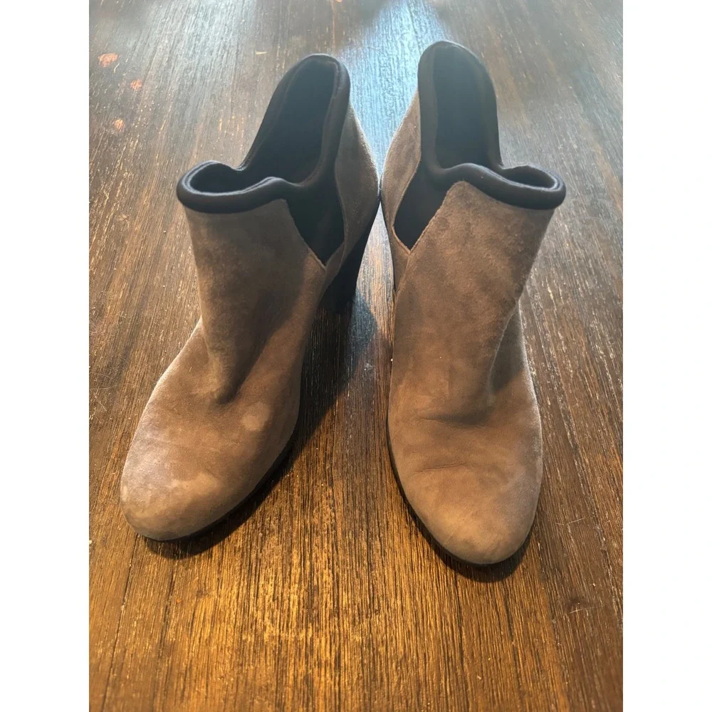 Clarks Suede Ankle‎ Booties Womens 6.5 Grey V-Cut Block Heel Casual Shoes